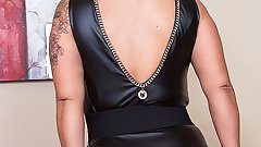 This naughty mama loves to get dirty